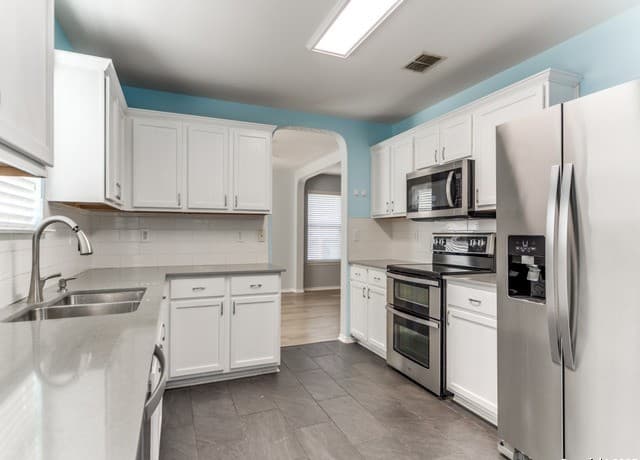 3-bedroom rental at 9510 Caspian Frst in San Antonio, TX — photo 4