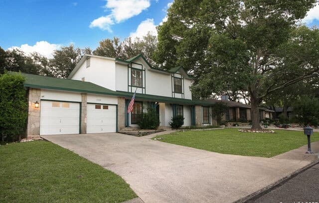 4-bedroom rental at 15319 Pebble Path in San Antonio, TX — photo 2