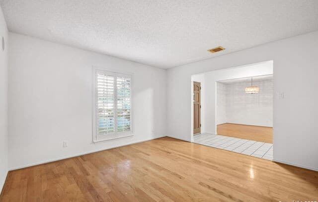 4-bedroom rental at 15319 Pebble Path in San Antonio, TX — photo 4