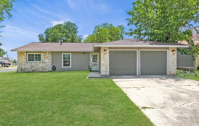 3-bedroom rental at 124 Booker Palm in San Antonio, TX — photo 1