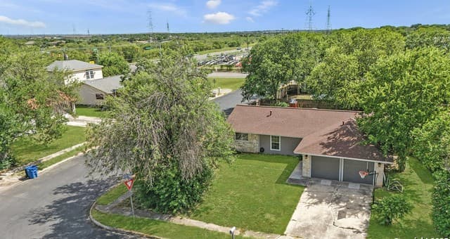 3-bedroom rental at 124 Booker Palm in San Antonio, TX — photo 2