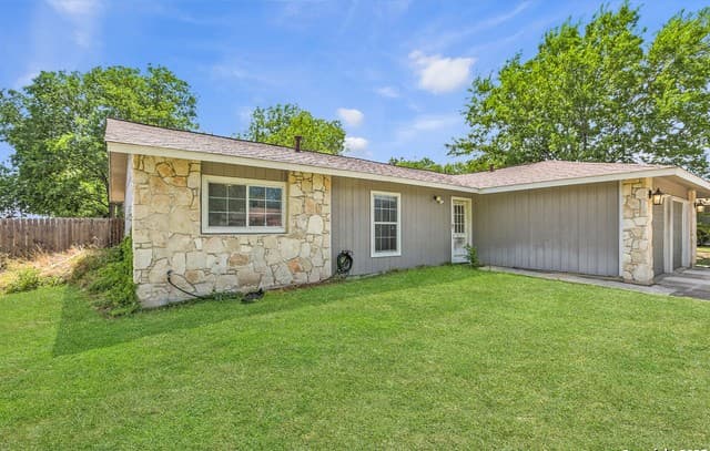 3-bedroom rental at 124 Booker Palm in San Antonio, TX — photo 3