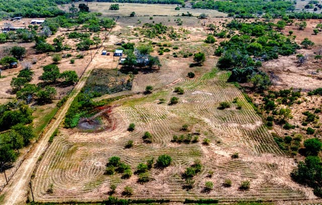 rental at 1491 County Road 124 in Floresville, TX — photo 1