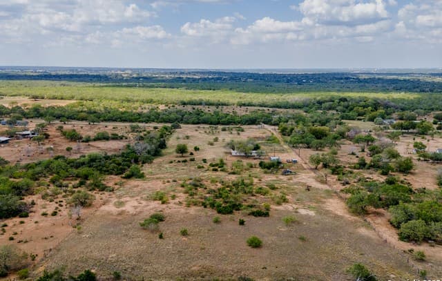 rental at 1491 County Road 124 in Floresville, TX — photo 4