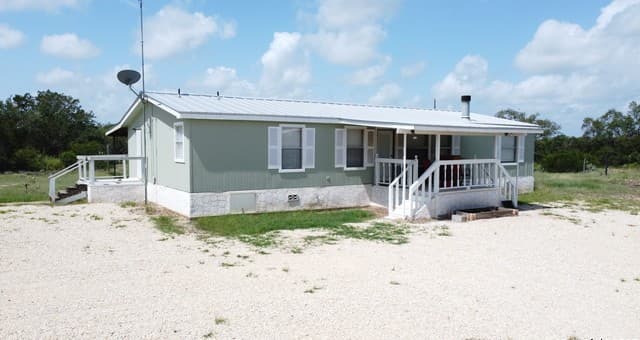 3-bedroom rental at 233 County Road 340 in Hondo, TX — photo 2