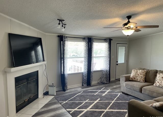 3-bedroom rental at 233 County Road 340 in Hondo, TX — photo 5