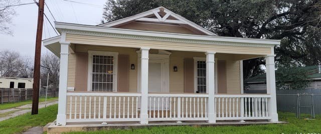 3-bedroom rental at 2008 S Olive St in San Antonio, TX — photo 1