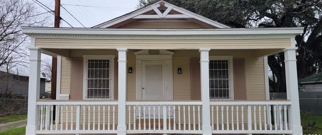 3-bedroom rental at 2008 S Olive St in San Antonio, TX — photo 2