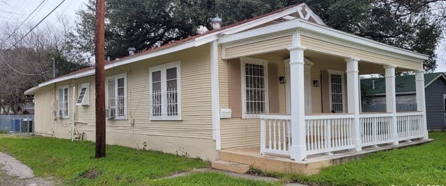 3-bedroom rental at 2008 S Olive St in San Antonio, TX — photo 3