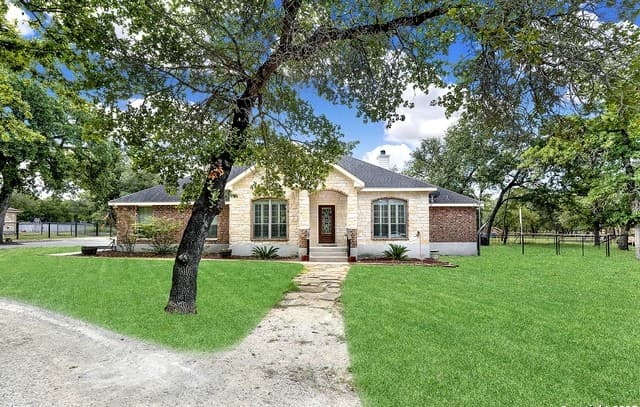3-bedroom rental at 162 Champions in La Vernia, TX — photo 2