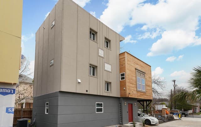 3-bedroom rental at 603 W Euclid Ave Unit 2 in San Antonio, TX — photo 2
