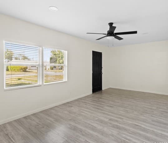 5-bedroom rental at 7810 Hobble in San Antonio, TX — photo 3