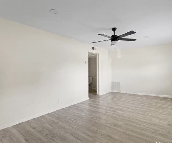 5-bedroom rental at 7810 Hobble in San Antonio, TX — photo 4