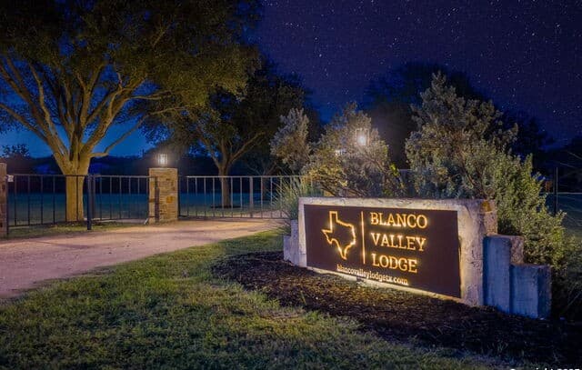 6-bedroom rental at 871 Chimney Valley Rd in Blanco, TX — photo 2