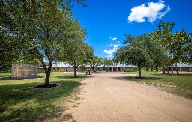 6-bedroom rental at 871 Chimney Valley Rd in Blanco, TX — photo 3