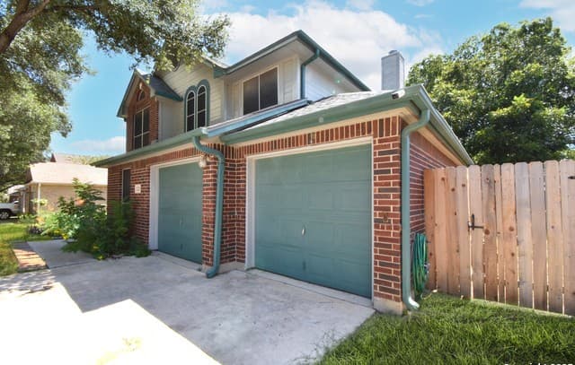 5-bedroom rental at 222 Tapwood Ln in Cibolo, TX — photo 3