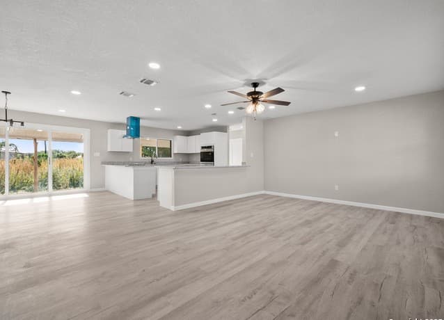 Home for sale at 19551 Fm 463 in Devine, TX — photo 2