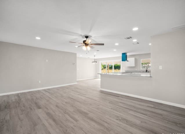 Home for sale at 19551 Fm 463 in Devine, TX — photo 3