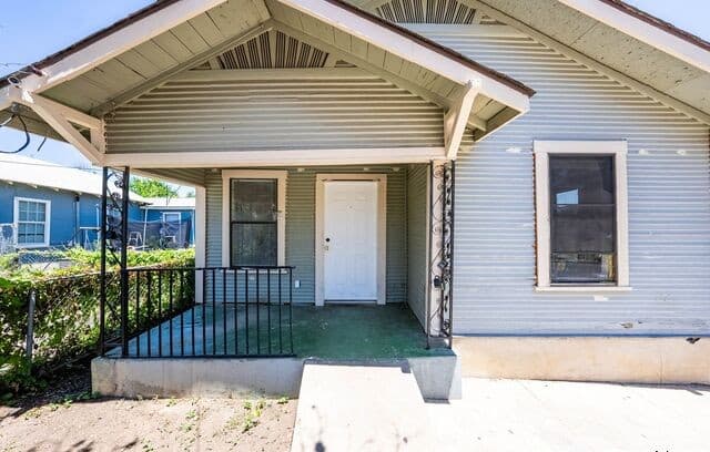 2-bedroom rental at 2611 Martin in San Antonio, TX — photo 4