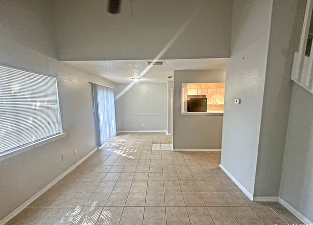 3-bedroom rental at 7502 Oak Chase Unit 7504 in San Antonio, TX — photo 5