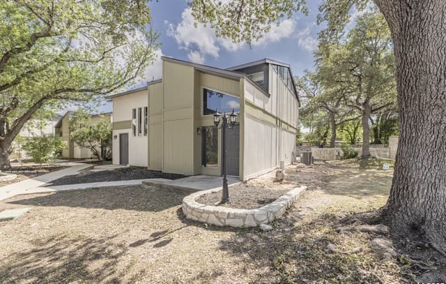 2-bedroom rental at 100 Lorenz Unit 101 in San Antonio, TX — photo 1
