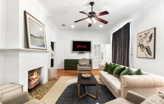 3-bedroom rental at 110 E Craig Pl Unit 2 in San Antonio, TX — photo 2
