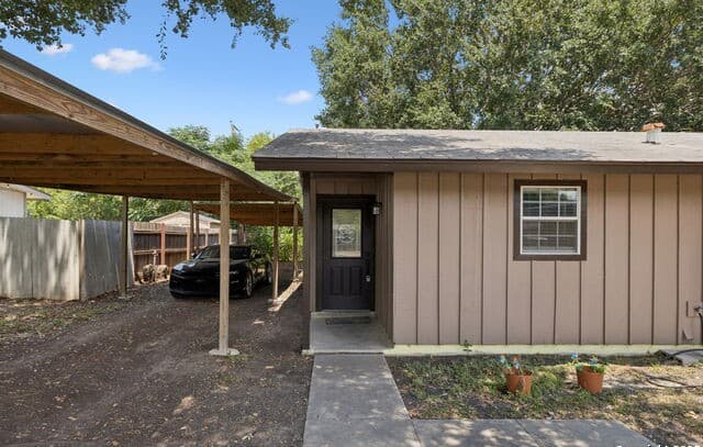 2-bedroom rental at 111 Tropicana Pl in San Antonio, TX — photo 4