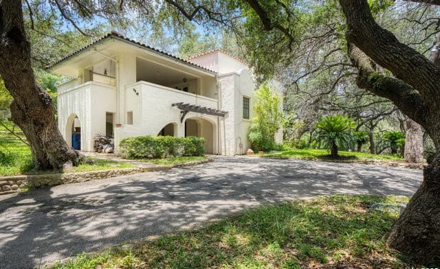 2-bedroom rental at 5351 Fredericksburg in San Antonio, TX — photo 2