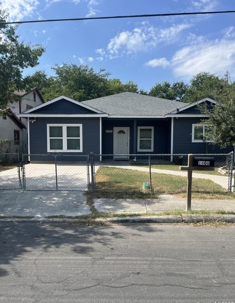 4-bedroom rental at 1406 Crystal in San Antonio, TX — photo 2