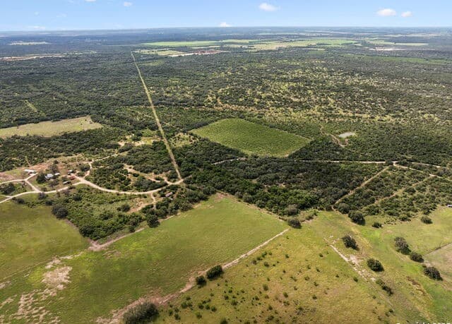rental at 547 County Road 3401 in Hondo, TX — photo 5