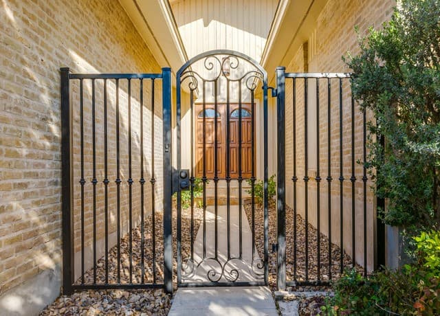 4-bedroom rental at 11111 Whisper Meadow in San Antonio, TX — photo 2