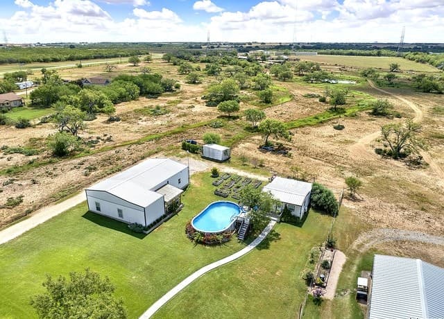 3-bedroom rental at 149 County Road 256 in Floresville, TX — photo 3
