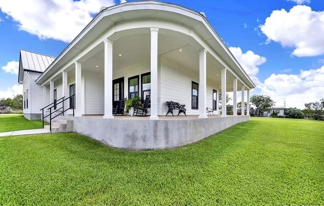 3-bedroom rental at 149 County Road 256 in Floresville, TX — photo 5