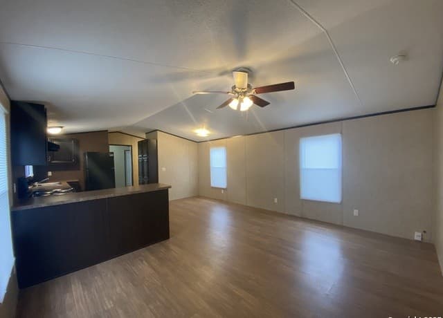 2-bedroom rental at 1215 Southway in Pleasanton, TX — photo 3