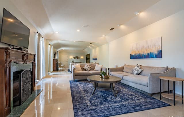 3-bedroom rental at 8033 N New Braunfels Ave Unit 500C in San Antonio, TX — photo 3