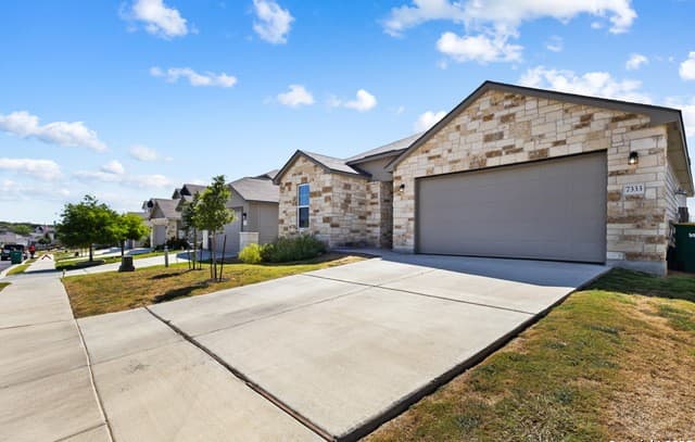 3-bedroom rental at 7333 Walkers Loop in San Antonio, TX — photo 2
