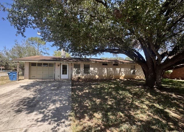 3-bedroom rental at 512 Low Meadow in Pleasanton, TX — photo 1