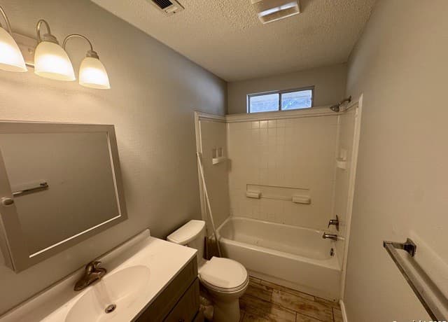 3-bedroom rental at 512 Low Meadow in Pleasanton, TX — photo 2