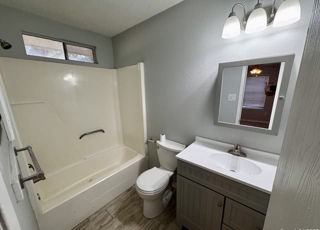 3-bedroom rental at 512 Low Meadow in Pleasanton, TX — photo 4