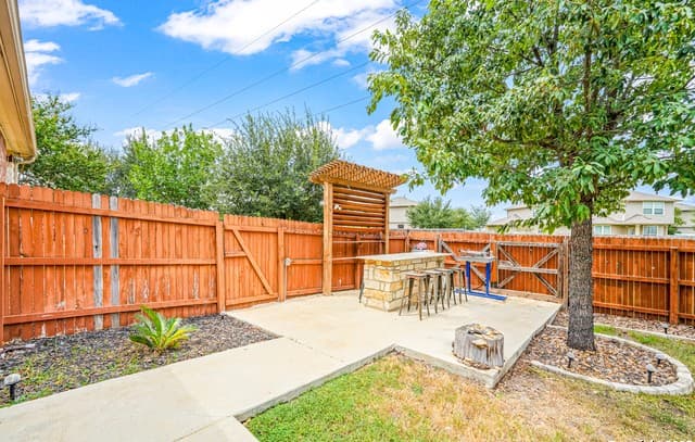 5-bedroom rental at 449 Timber Creek in Schertz, TX — photo 2