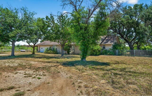3-bedroom rental at 281 County Road 265 in Hondo, TX — photo 2