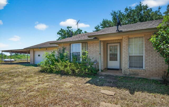 3-bedroom rental at 281 County Road 265 in Hondo, TX — photo 3