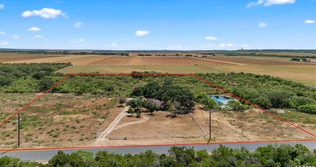 3-bedroom rental at 281 County Road 265 in Hondo, TX — photo 4