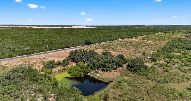 3-bedroom rental at 281 County Road 265 in Hondo, TX — photo 5