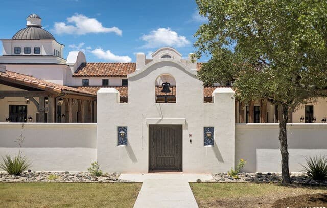 7-bedroom rental at 27285 Toutant Beauregard Rd. in Boerne, TX — photo 2