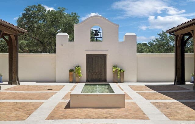 7-bedroom rental at 27285 Toutant Beauregard Rd. in Boerne, TX — photo 4