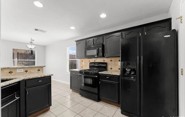 3-bedroom rental at 16014 Dominic Pl in San Antonio, TX — photo 3