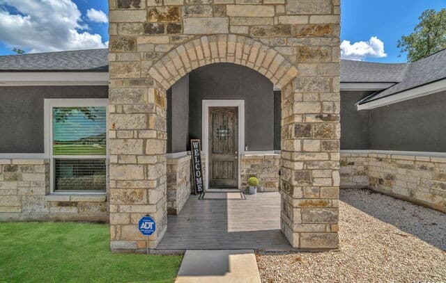 4-bedroom rental at 221 Cibolo Ridge Dr in La Vernia, TX — photo 2
