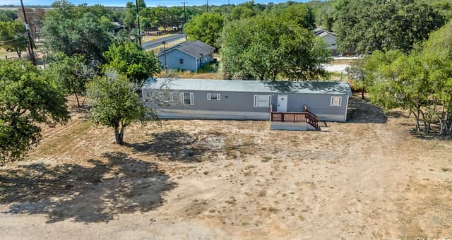3-bedroom rental at 25335 Pleasanton Rd in San Antonio, TX — photo 3