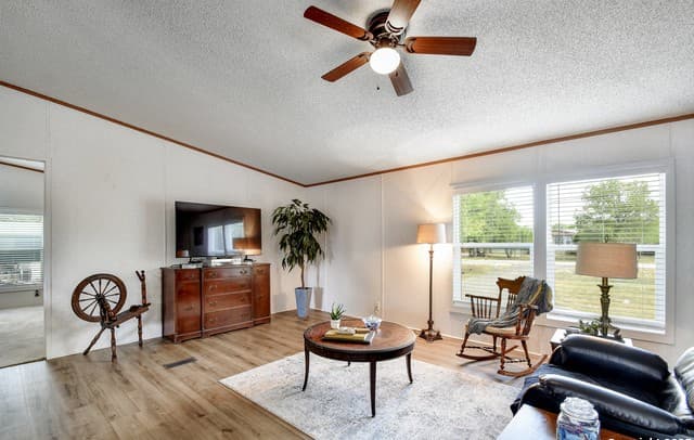 3-bedroom rental at 605 County Road 3821 in San Antonio, TX — photo 4
